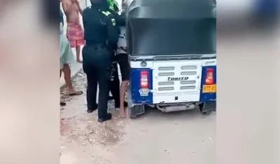 Momento en que el joven era trasladado en un motocarro al hospital. 