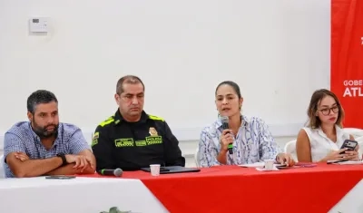 El presidente de la Asamblea, Estefano González; el coronel Eddy Sánchez, comandante de la Policía del Atlántico; Nini Cantillo, secretaria de Hacienda del Atlántico, y la diputada Isabella Pulgar. 