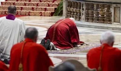 Papa León XIV reza tendido en el suelo de la basílica vaticana por la Pasión de Cristo