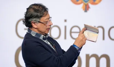 El Presidente Petro con el nuevo pasaporte.
