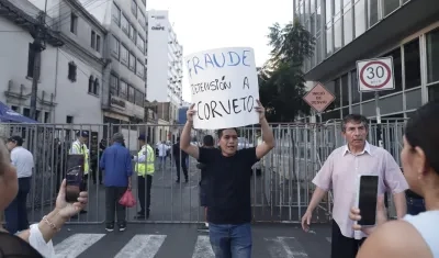 Protesta contra el jefe de la Oficina Nacional de Procesos Electorales.