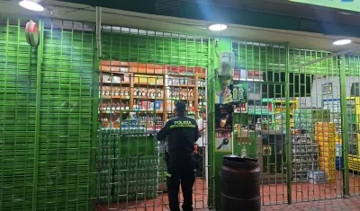 Policía en tiendas, que son algunos de los comercios más afectados.