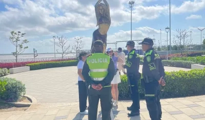La Policía entregando recomendaciones a turistas en el Malecón del Río. 