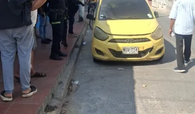 Taxi con cuerpo sin vida en Simón Bolívar