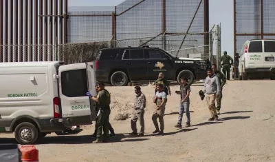 Un grupo de migrantes detenido por miembros de la Patrulla Fronteriza estadounidense, en El Paso, Texas.