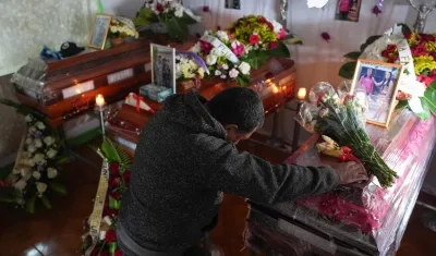 Una persona llora este martes en las honras fúnebres de las víctimas de la explosión.