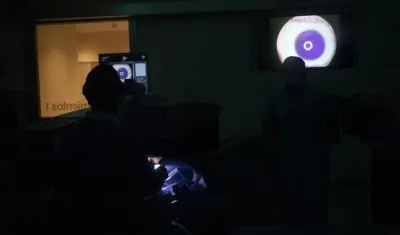 El doctor Luis Escaf durante una cirugía refractiva en el nuevo centro especializado de VIU Clínica Oftalmológica Internacional.