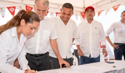 Gobernador Eduardo Verano durante la firma de inicio de obras del acueducto de Villa Rosa. 