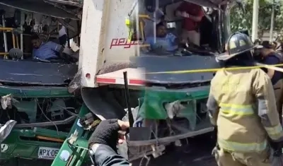 Los bomberos hicieron presencia en el lugar del accidente para rescatar al conductor del bus. 