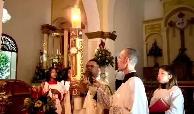 En la religión católica, el sábado santo se celebra el Cirio Pascual.