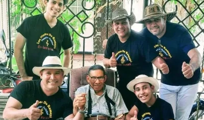 Pedro 'Ramayá' Beltrán en compañía de los miembros de la agrupación 'Los nietos de Pedro Ramayá'. 