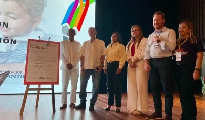 Firma compromiso por la educación