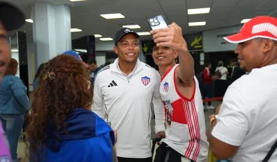Luis Fernando Muriel con hinchas del Junior en el aeropuerto Silvio Pettirosi.