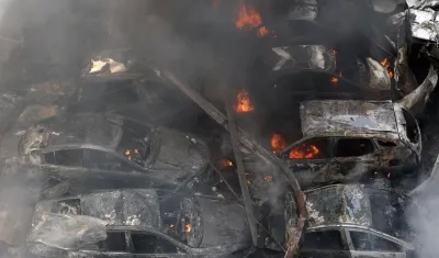 Carros quemados en Beirut por los ataques de Israel.