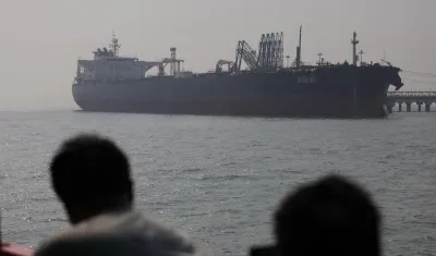 Barco petrolero en el Estrecho de Ormuz.
