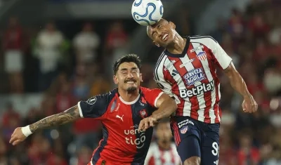 Jermein Peña salta a disputar un balón con Jonatan Torres, autor del gol de Cerro Porteño. 