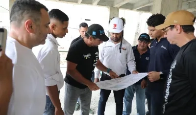 Alcalde Char revisa los planos de la estación de Policía en Riomar. 