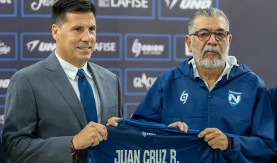 Juan Cruz Real con Manuel Quintanilla, presidente de la Federación Nicaragüense de Fútbol. 
