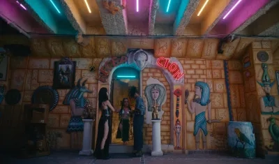Babel es un bar donde confluye la película. 