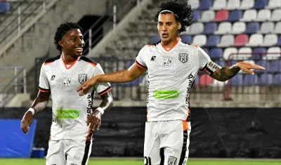 Édison Lopez, derecha, marcó el primer gol del Envigado. 