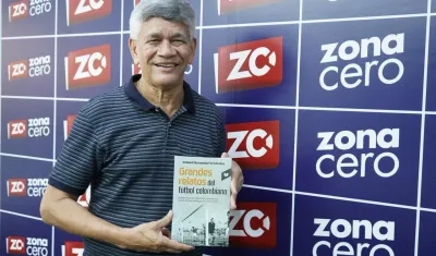 El periodista Estewil Quesada con un ejemplar de su nuevo libro.