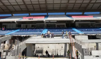 Las nuevas graderías del estadio ya están siendo instaladas. 