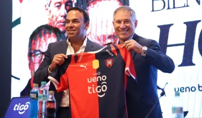 Blas Reguera, presidente de Cerro Porteño, y el nuevo entrenador Ariel Holan. 