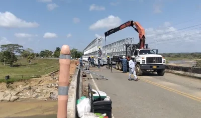 Personal del Invías atiende contingencia en puente 'Mulatos', en Antioquia. 