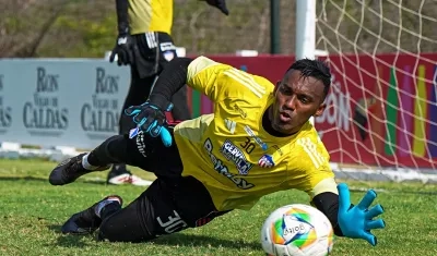 Jefersson Martínez reemplaza en la portería a Mauro Silveira.