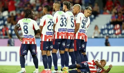Yimmi Chará, Jesús Rivas, Lucas Monzón, Jermein Peña y Teo Gutiérrez durante el juego contra Cerro Porteño.
