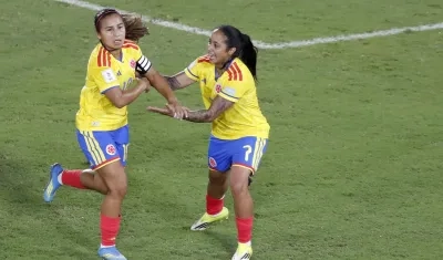 Leicy Santos celebra con Manuela Pavi su gol contra Venezuela. 