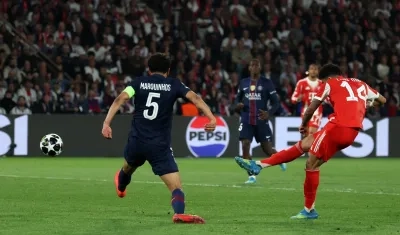 Luis Díaz remata por delante de Marquinhos para anotar el cuarto gol del Bayern.