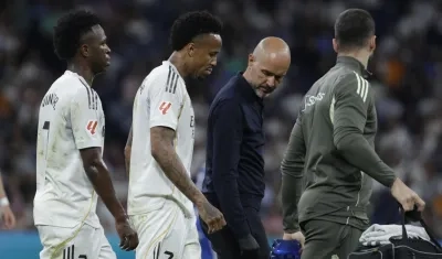 Eder Militao abandona la cancha tras lesionarse contra el Alavés.