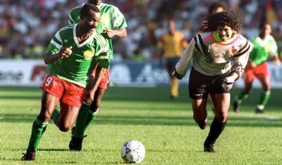 Una imagen que se volvió célebre: René Higuita persiguiendo a Roger Milla, en el partido de octavos de final de Italia 90.