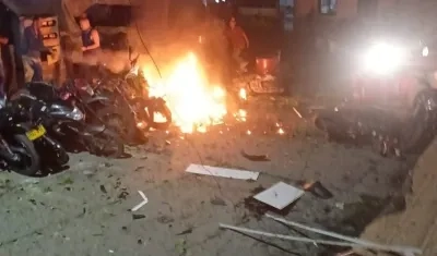 El atentado dejó a un policía herido y daños materiales, según informe de las autoridades en Antioquia. 