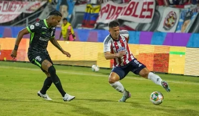 Guillermo Paiva, delantero del Junior, durante un partido contra Nacional.