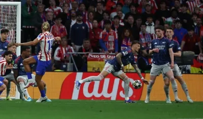 La mano dentro del área de Ben White sancionada como penalti para el Atlético de Madrid.