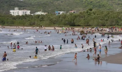 Bañistas en las playas de Puerto Colombia. 