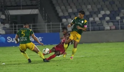 Phillippe Oviedo, jugador del Barranquilla FC, disputa el balón con Fredy Montero y Jheison Solarte.