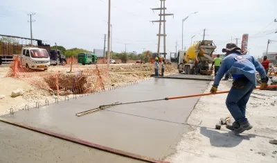 Personal trabajando en la obra de pavimentación en Soledad.