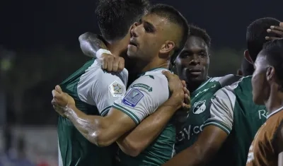 El exjuniorista Steven 'Titi' Rodríguez celebra uno de sus goles con sus compañeros.