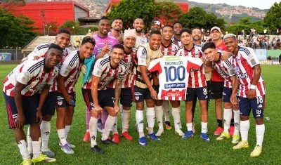 Carlos Bacca y sus compañeros tras el triunfo de Junior sobre Águilas Doradas. 