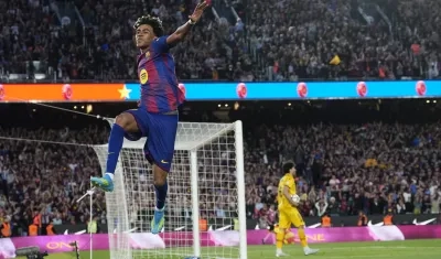 Lamine Yamal celebra tras marcar el tercer gol del Barcelona. 