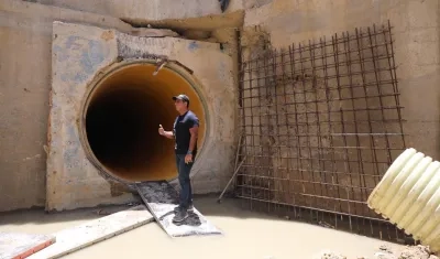 El alcalde Alejandro Char inspeccionando la obra. 