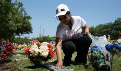La visita de familiares a sus mamás en los cementerios. 