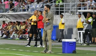 El español Jonatan Risueño, técnico del Pasto, durante el partido contra Junior. 