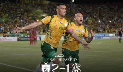 Mauro Manotas y Jarlan Barrera celebran el gol del triunfo del Real Cartagena.