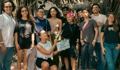 Liannys Badillo, guionista y directora del cortometraje junto al equipo de trabajo. 