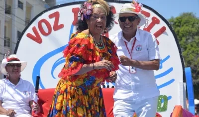 La folclorista Totó 'La Momposina' junto al pedagogo Julio Adán Hernández.