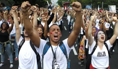 Colombianos se alistan para una jornada de votación. 